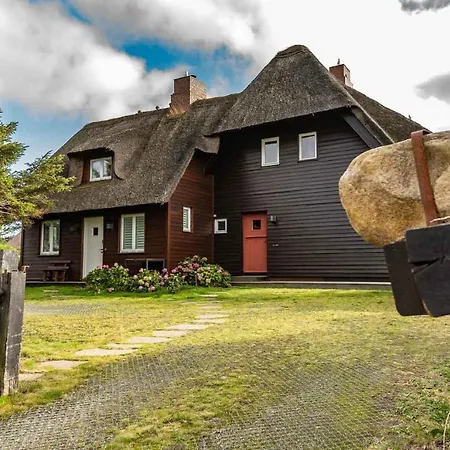 Holiday home Ferienhaus Uthlandlodge - Reetgedecktes Inselglueck In Sylt Kampen